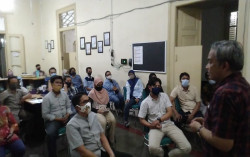 Motivator Nasional Aqua Dwipayana Beri Semangat ke Karyawan Harian Jogja