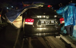 Sedan Seruduk Truk, 2 Warga Sleman Meninggal, 1 Balita Selamat di Pangkuan Ibunya
