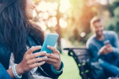 Ini 7 Cara Mengenali Pria Pemalu Sedang Jatuh Cinta 