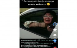 Viral Bu Fitri Sambil Menangis Beri Semangat Pendemo dari Mobil Picanto Putih 