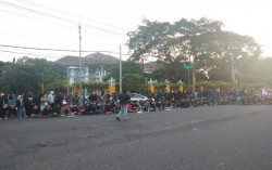 Ratusan Mahasiswa Blokade Pertigaan UIN Jogja Protes Omnibus Law
