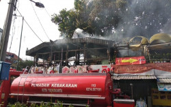 Sebuah Resto di Lokasi Demo Omnibus Law di Malioboro Terbakar