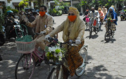 4 Pasangan Pengantin Bersepeda Keliling Kotagede Seusai Sah Menikah