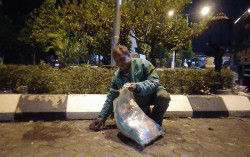 Ojol Bersih-Bersih Sisa Sampah di Malioboro Pasca Kericuhan Aksi Unjuk Rasa 