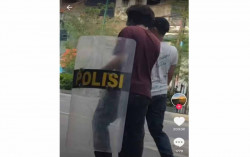 Viral Seorang Pendemo di Malioboro Bawa Tameng Milik Polisi