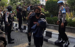 Puluhan Pelajar dan Anggota Anarko Ditangkap dalam Unjuk Rasa di Solo