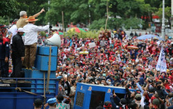 Temui Demonstran, Ganjar: Enggak Usah Disuruh, Saya Sudah Sampaikan Aspirasi ke Pusat
