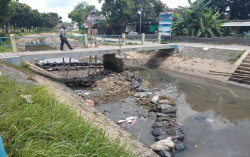 Drainase di Bawah Selokan Matram Amblas