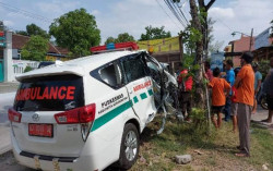 Ambulans Tabrak Truk saat Akan Nyalip Tronton