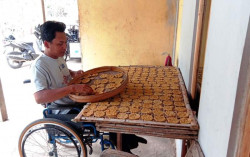 Usaha Warga Difabel: Cap Kursi Roda, Penyemangat Maridi Tetap Berkarya
