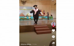 Viral Peserta Wisuda ISI Jogja Pakai High Heels dan Bergaya di Panggung