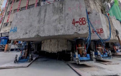 Gedung 7.000 Ton Dipindah seperti Berjalan Kaki