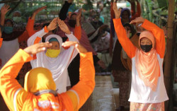 Di Tengah Pandemi, Lindungi Lansia dengan Masker