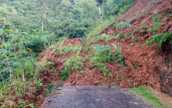 Longsor di Samigaluh Kulonprogo Menutup Jalan