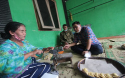Omset Anjlok Terdampak Pandemi, UMKM di Modinan Ajak DWS Cari Solusi
