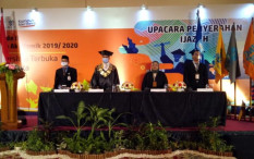 UT Yogyakarta Gelar Upacara Penyerahan Ijazah secara Daring 