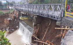 Baru Selesai Diperbaiki, Talut Jembatan Kenet di Bantul Ambrol Lagi
