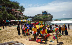 Wisata Pantai Gunungkidul Dipadati Pengunjung, Bagaimana Penerapan Protokol Kesehatan?