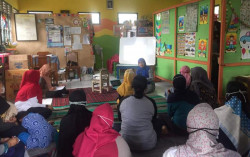 UMY Bimbang Orang Tua Siswa TK ABA Mejing Kurangi Kecanduan Gadget pada Anak