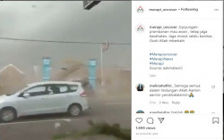 Viral Angin Kencang di Jalan Piyungan-Prambanan, Benda-Benda Beterbangan 