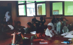Dosen Bahasa Inggris UMY Kenalkan Metode TPR Storytelling kepada Siswa SD Muhammadiyah Insan Kreatif Kembaran