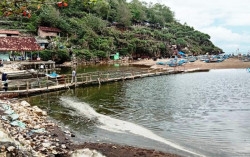 Danau Kecil Muncul di Pantai Baron, Apa Penyebabnya?