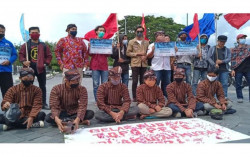 Mengadu ke Raja soal UMP DIY yang Memprihatinkan, Buruh di Jogja Gelar Aksi Topo Pepe
