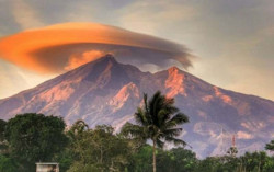 Fenomena Awan Lenticularis Muncul Di Atas Merapi dan Merbabu