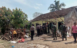 Warga Nglipar Kerja Bakti Bersihkan Rumah Rusak Akibat Angin Kencang