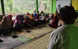 KKN UMY Berdayakan Wanita Tani Dusun Sriten Melalu Pengembangan Keripik Singkong