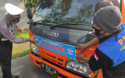 Operasi Zebra Candi, Polres Magelang Tempelkan Stiker "Ayo Pakai Masker" di Kendaraan