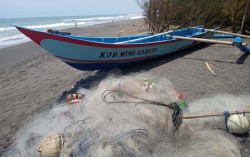 Diterjang Ombak Besar, Perahu Nelayan Pantai Trisik Terbalik