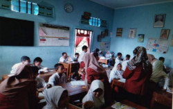 Siswa SD Insan Kreatif Kembaran Mengenal Kosa Kata Bahasa Inggris Lewat Picture Story Book