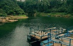 KABAR WISATA: Sensasi Berkeliling dengan Rakit di Air Terjun Sri Gethuk 