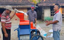 Dosen UMY Buat Mesin Penghancur Bonggol Jagung untuk Petani Ngleses Boyolali