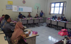 UMY Tingkatkan Kemampuan Menulis Guru SMP Al Mujahidin Wonosari