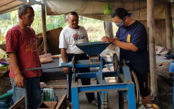 2 Dosen UMY Tingkatkan Pendapatan Kelompok Perajin Arang Lewat Teknologi Ramah Lingkungan