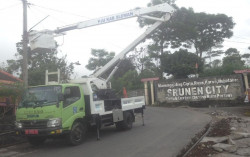 Sterilkan Jalur Evakuasi Merapi, Petugas Pasang LPJU & Bidik Truk Pasir