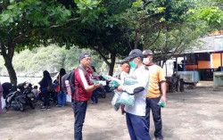 Ada Pembagian Masker di Pantai Baron, yang Sudah Pakai pun Diberi
