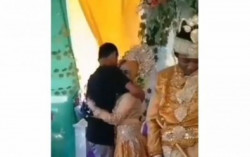 Viral, Pengantin Lemas saat Bertemu Mantan Kekasih di Pelaminan