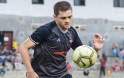 Dua Pemain Asing PSS Lelang Jersey untuk Pengobatan Warga yang Kecelakaan