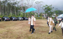BNPB Serahkan 2.500 Alat Swab Antigen ke Barak Pengungsian Merapi
