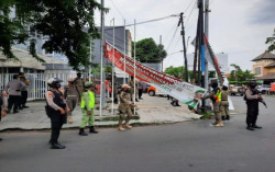 Satpol PP Solo Bongkar Spanduk Rizieq Shihab