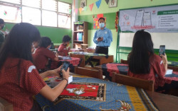 Sekolah Ini Diberi Bantuan Ponsel untuk Mendukung PJJ