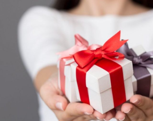Bingung Mau Kasih Hadiah Apa? Ini 5 Kado Unik untuk Pernikahan