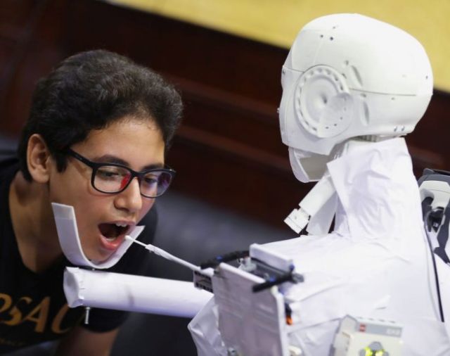 Rumah Sakit di Mesir Uji Coba Robot yang Bisa Tes Virus Corona