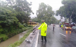 Sopir Hendak Merokok, Mobil Melaju Tak Terkendali Hingga Tabrak Patok Pembatas Jalan