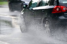 Ini Tips Hadapi Aquaplaning saat Hujan