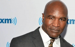 Ikuti Tyson, Holyfield Akan Bertinju Lagi April Nanti 