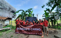 The Alana Malioboro Tanam 100 Bibit Mangrove di Pantai Baros